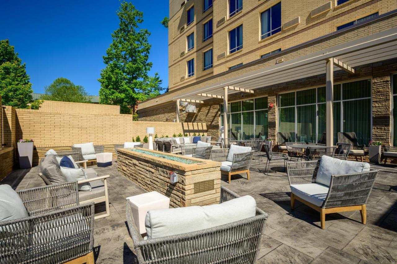 Отель Courtyard By Marriott Raleigh Cary Crossroads Экстерьер фото