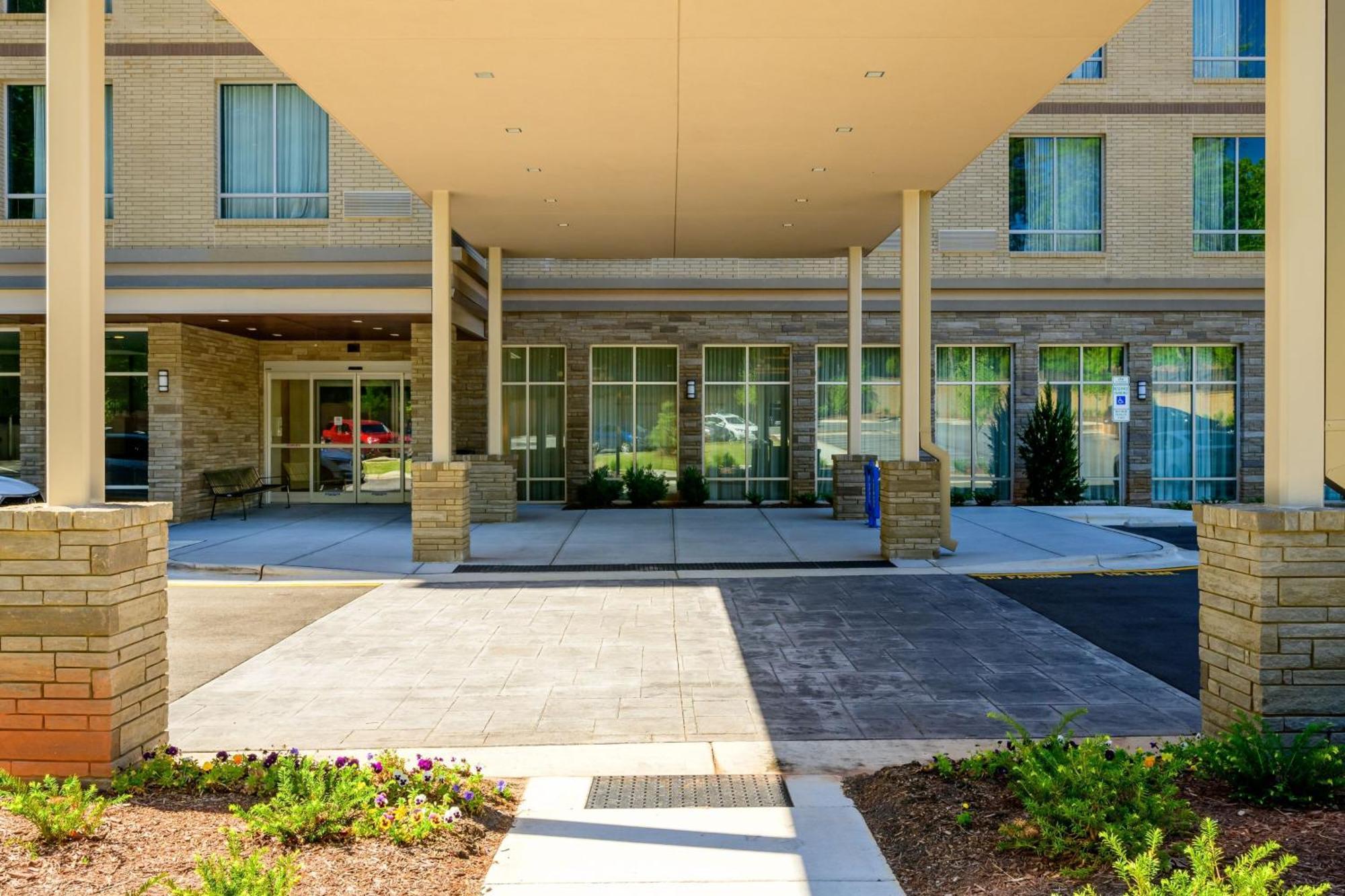 Отель Courtyard By Marriott Raleigh Cary Crossroads Экстерьер фото
