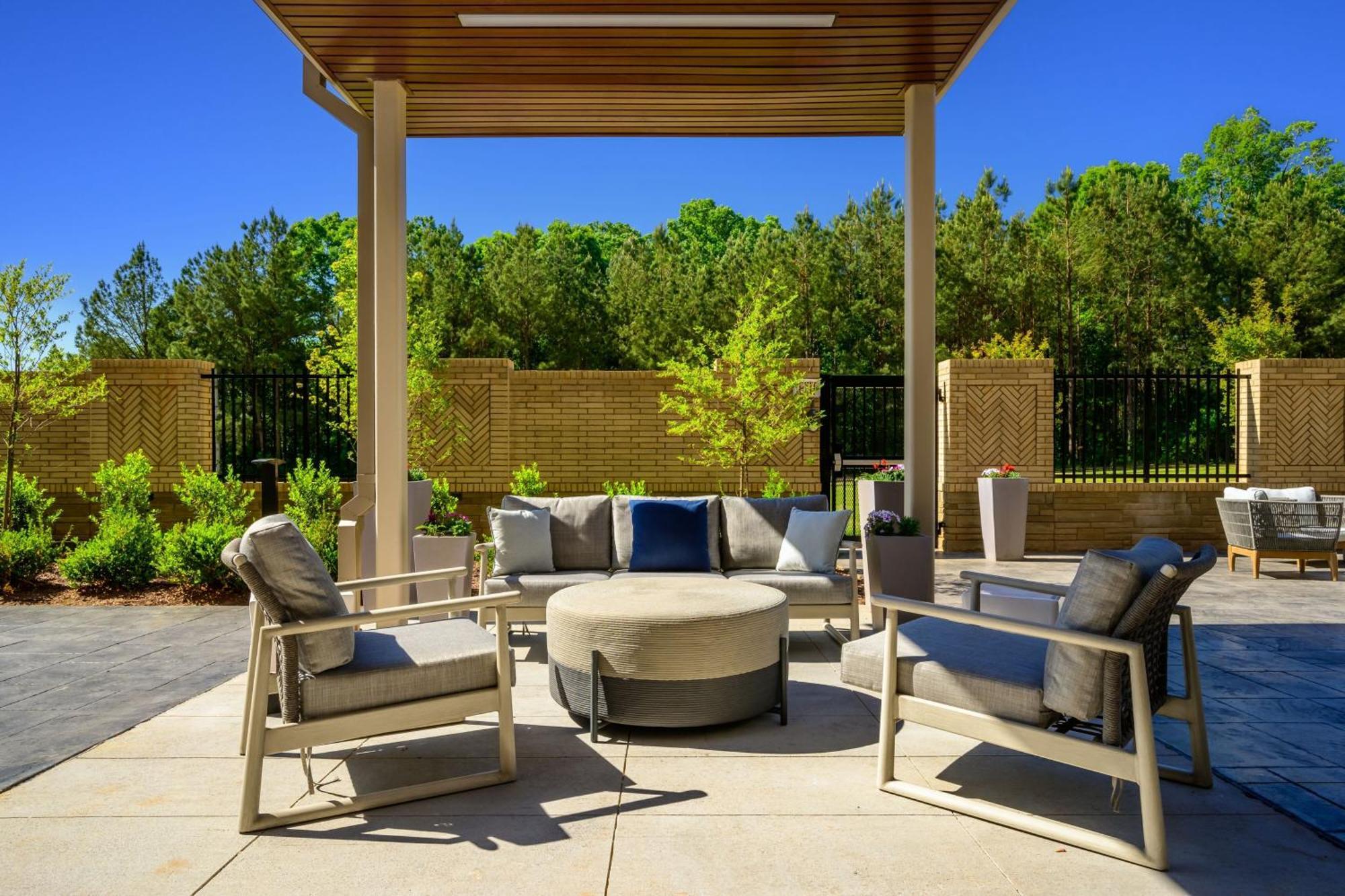 Отель Courtyard By Marriott Raleigh Cary Crossroads Экстерьер фото