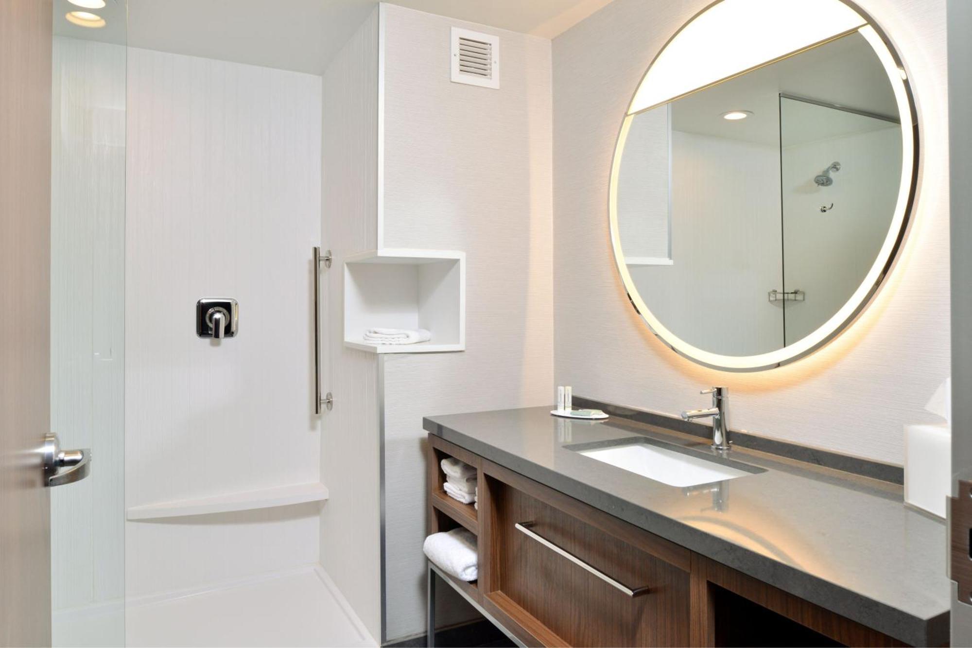Отель Courtyard By Marriott Raleigh Cary Crossroads Экстерьер фото