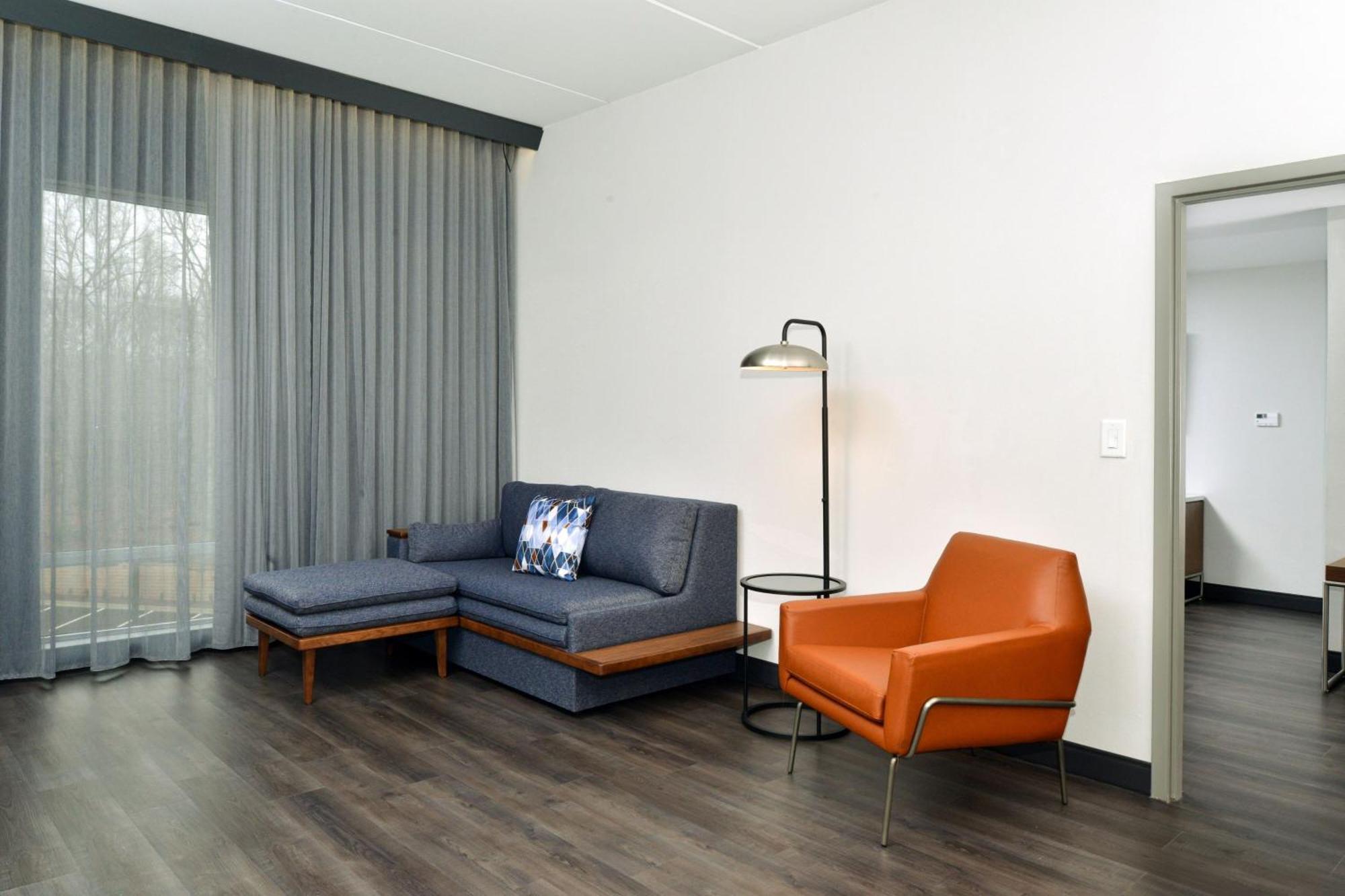 Отель Courtyard By Marriott Raleigh Cary Crossroads Экстерьер фото