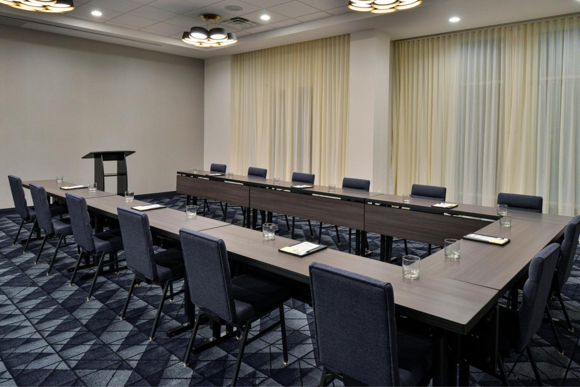 Отель Courtyard By Marriott Raleigh Cary Crossroads Экстерьер фото