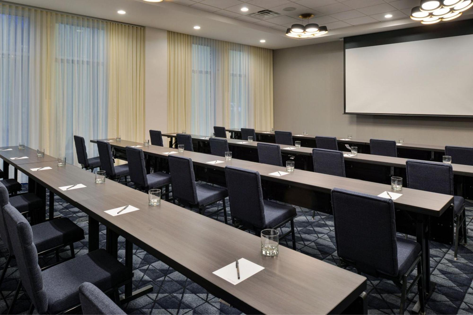 Отель Courtyard By Marriott Raleigh Cary Crossroads Экстерьер фото