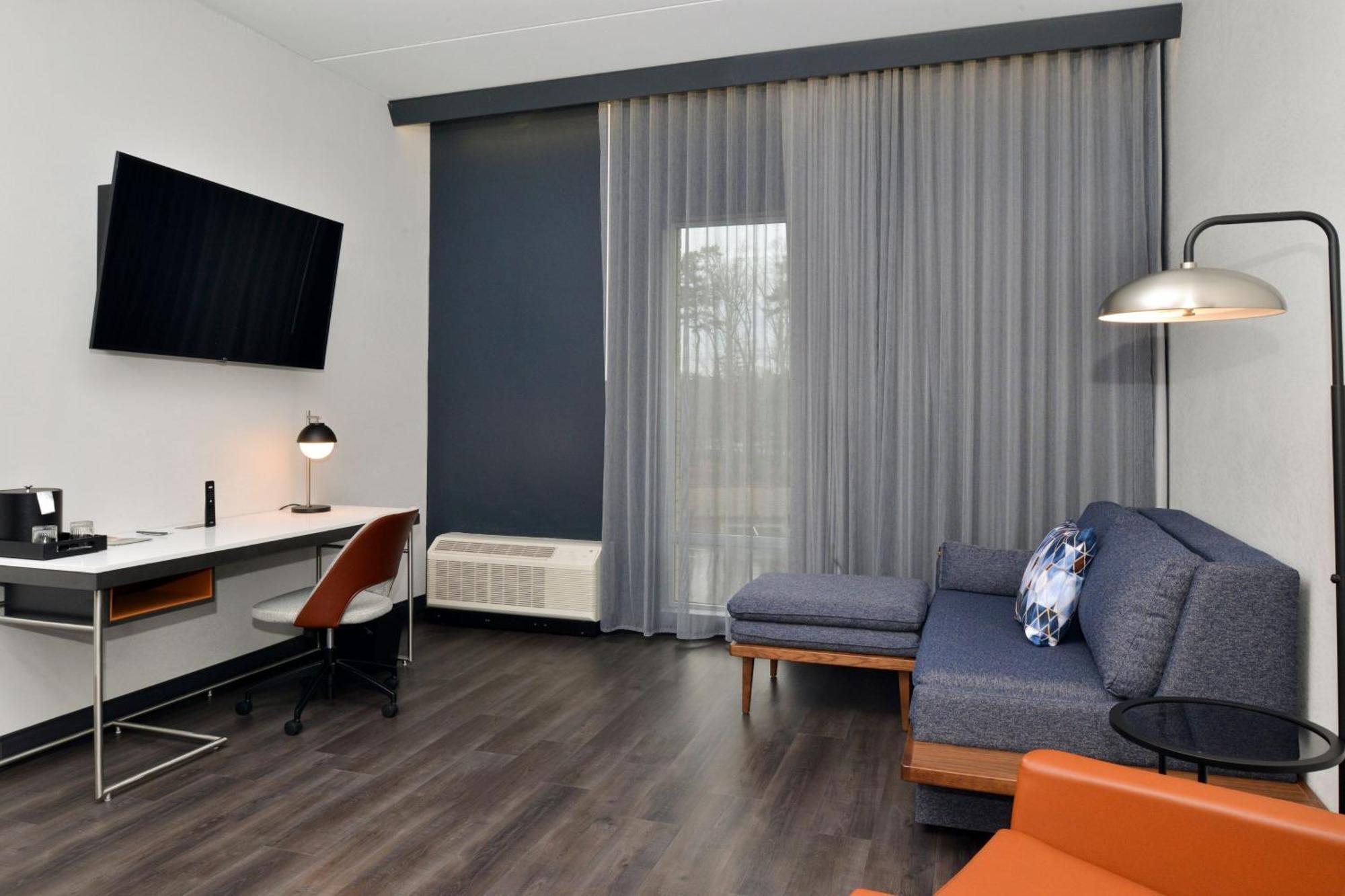 Отель Courtyard By Marriott Raleigh Cary Crossroads Экстерьер фото