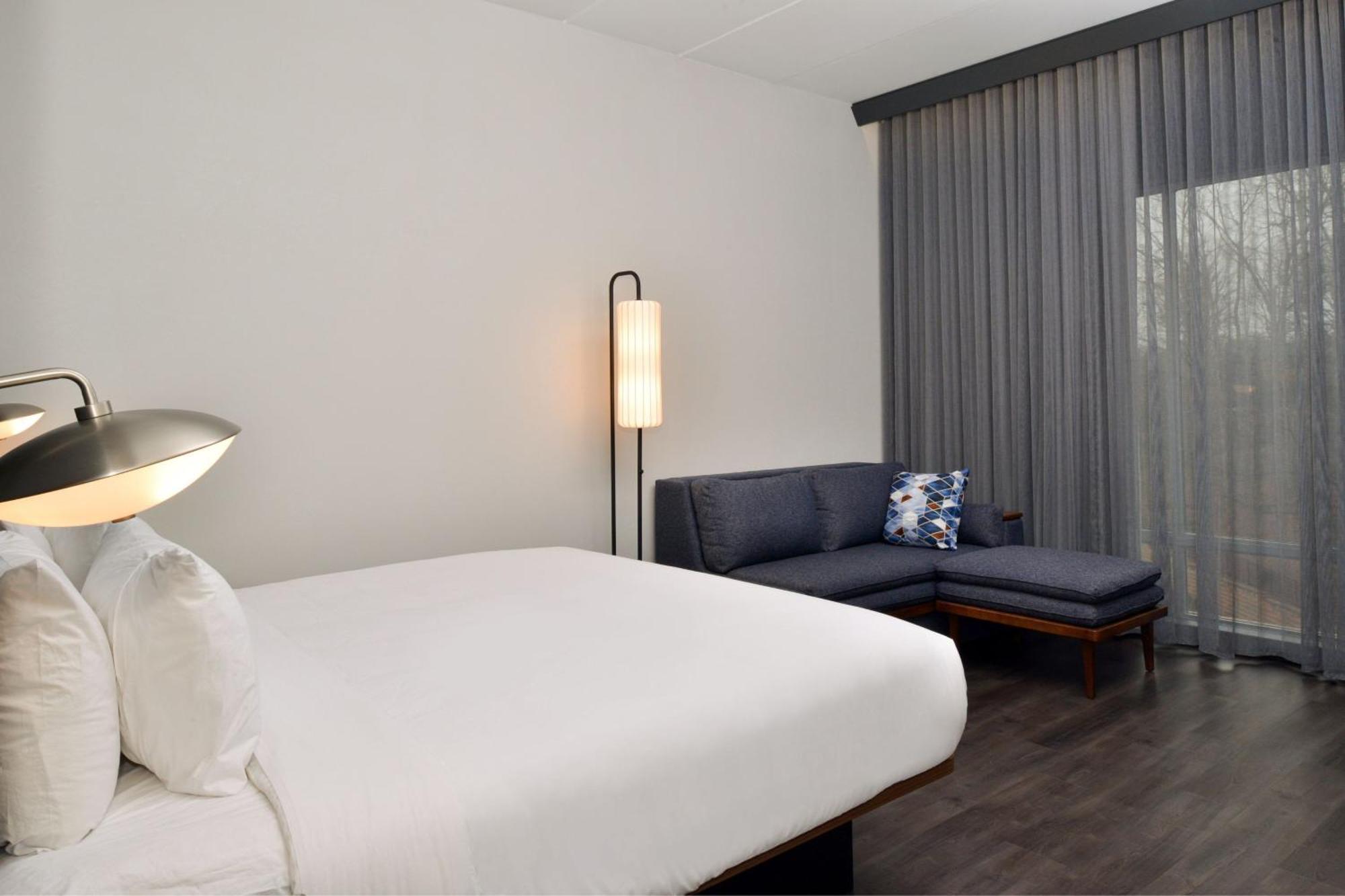 Отель Courtyard By Marriott Raleigh Cary Crossroads Экстерьер фото