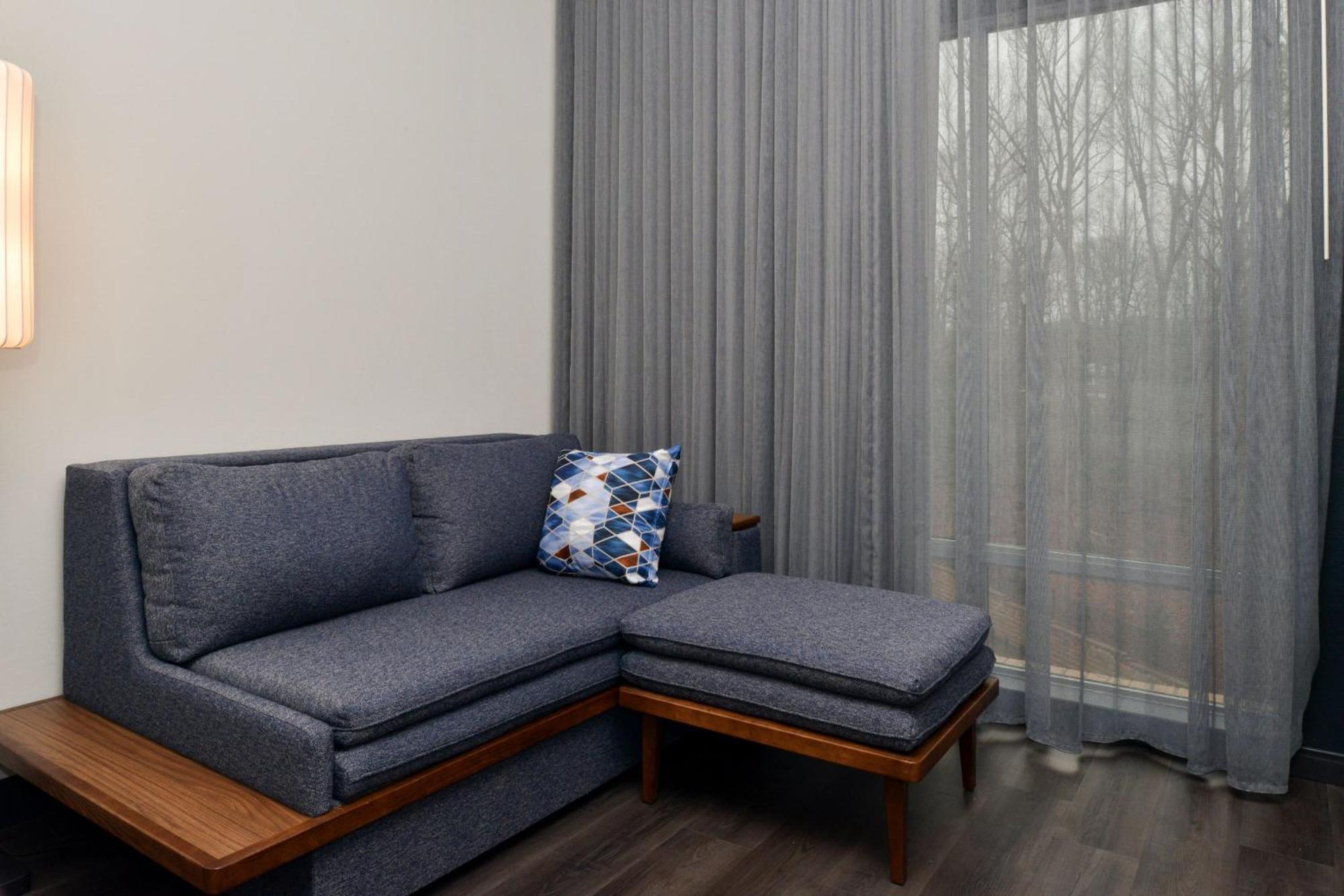 Отель Courtyard By Marriott Raleigh Cary Crossroads Экстерьер фото